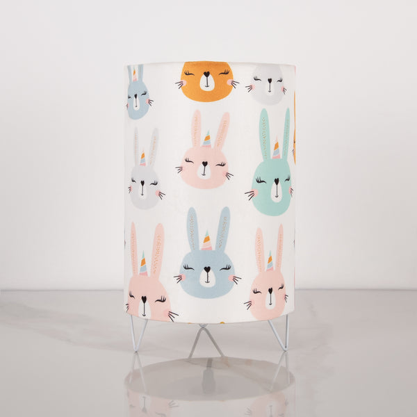 أباجورة مودرن WDD-024 – تصميم فاخر من شاسيه حديد وطبقة فاكيوم مقاومة للحرارة مع قماش مطبوع أنيق