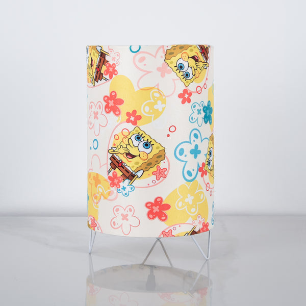 أباجورة مودرن WDD-026 – تصميم فاخر من شاسيه حديد وطبقة فاكيوم مقاومة للحرارة مع قماش مطبوع أنيق