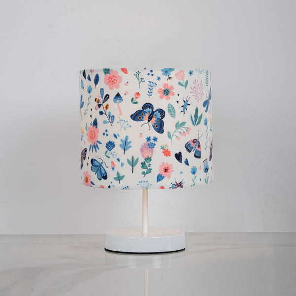 أباجورة استاند مودرن WDD-016 – تصميم أنيق من المعدن المطلي باللون الأبيض مع شابو قطيفة فاكيوم مقاوم للحرارة