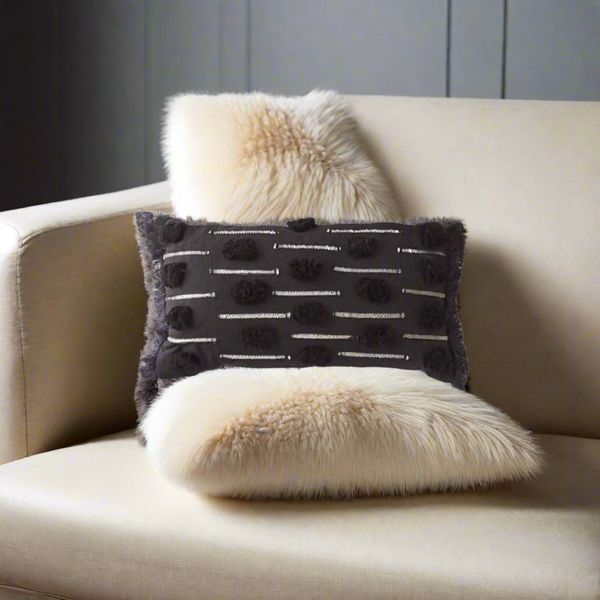 كوشن صوف بحشو فايبر لدفء مريح ولمسة ديكور راقية - RAZ-145