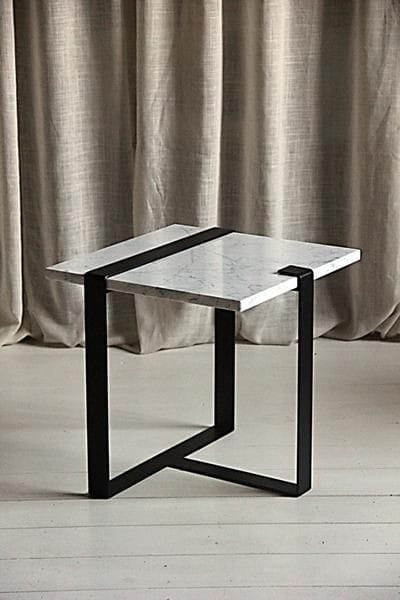 ترابيزة جانبية معدنية بسطح خشبي – تصميم مودرن أنيق